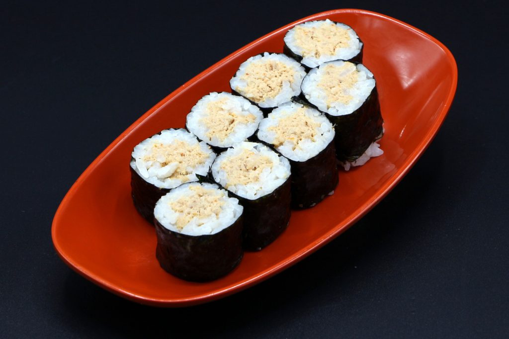 79. Spicy Lachs Maki – Sushi Mitarzu